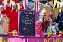 De Lachende Ladies gooien de glazen vol