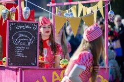 De Lachende Ladies gooien de glazen vol