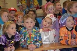 De start van het carnaval met het scholenbezoek