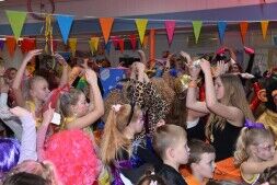 De start van het carnaval met het scholenbezoek