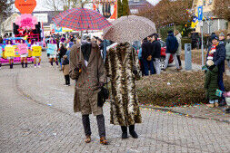 De Wicky's en Carnavalknallers pakken de dubbel in de Grote Zwaagse Optocht