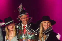 Prins Armando en Hofdames Emma & Indy