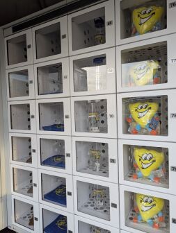 Tijdelijke ludieke Masker-Kiosk weer open!