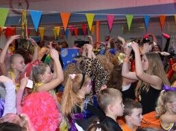 De start van het carnaval met het scholenbezoek