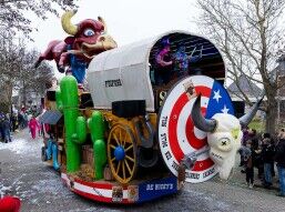 De Wicky's en Carnavalknallers pakken de dubbel in de Grote Zwaagse Optocht