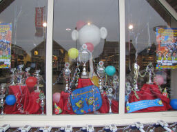 Deen Zwaag omgetoverd tot Masker Filiaal