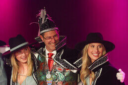 Prins Armando en Hofdames Emma & Indy