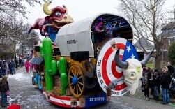 De Wicky's en Carnavalknallers pakken de dubbel in de Grote Zwaagse Optocht