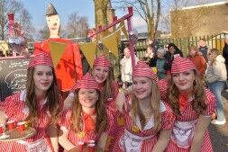 De Lachende Ladies gooien de glazen vol