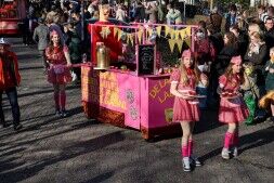 De Lachende Ladies gooien de glazen vol