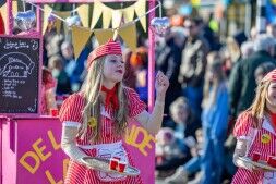 De Lachende Ladies gooien de glazen vol
