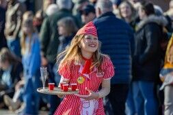 De Lachende Ladies gooien de glazen vol
