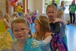 De start van het carnaval met het scholenbezoek