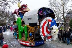 De Wicky's en Carnavalknallers pakken de dubbel in de Grote Zwaagse Optocht