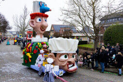 De Wicky's en Carnavalknallers pakken de dubbel in de Grote Zwaagse Optocht