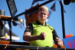 De Wicky’s gooien one-hundred-and-eighty!