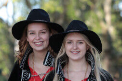 Hofdames Amber & Liza