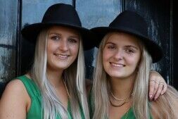 Hofdames Liza & Nicole