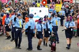 NaJaa treed hard op tijdens carnavalsoptocht!