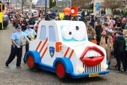 NaJaa treed hard op tijdens carnavalsoptocht!