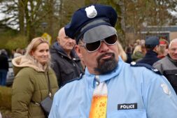NaJaa treed hard op tijdens carnavalsoptocht!