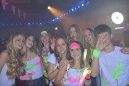 Neon Party tijdens tijnercarnaval