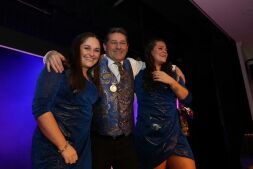 Prins Pétaqi met Hofdames Ashley & Kyara