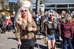 Wat kenne deze twee ouwe hoeren!