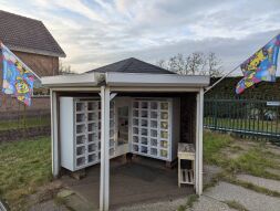 Ludieke tijdelijke Masker-Kiosk weer open