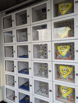 Ludieke tijdelijke Masker-Kiosk weer open