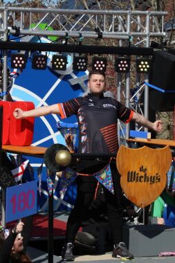 De Wicky’s gooien one-hundred-and-eighty!