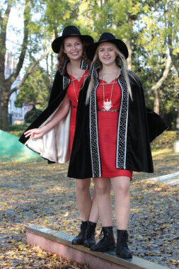 Hofdames Amber & Liza