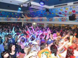 Bomvolle Leuttempel tijdens Big carnaval!