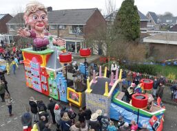 De Bierdoppers carnavallen van Zwaag tot aan de wallen!