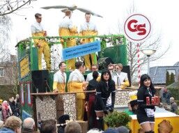 De Gespierde Spijkers nemen een slokkie met Prins Okkie