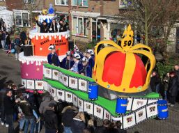 De Prinsenwagen is standaard de hekkensluiter