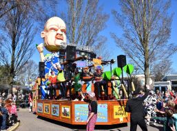 De Wicky’s gooien one-hundred-and-eighty!