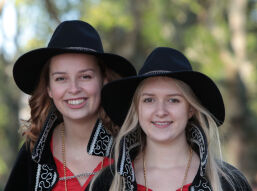 Hofdames Amber & Liza