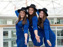 Hofdames Ashley, Kyara en Yentl