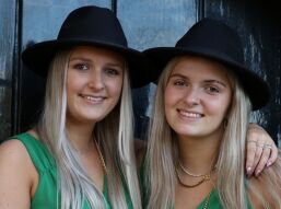 Hofdames Liza & Nicole