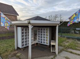 Ludieke tijdelijke Masker-Kiosk weer open