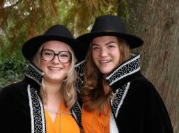 Maak nader kennis met Hofdames Zoë & Sanne