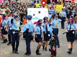 NaJaa treed hard op tijdens carnavalsoptocht!