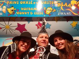 Prins Okkie d’n eurste met Hofdames Ronny en Elise