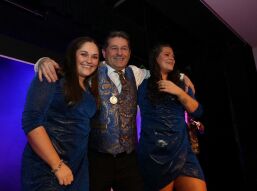 Prins Pétaqi met Hofdames Ashley & Kyara