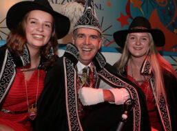 Prins Roberto en Hofdames Amber & Liza