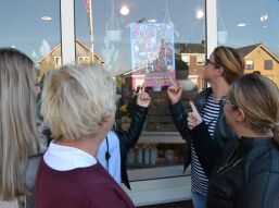 Rijen dik voor de etalages!