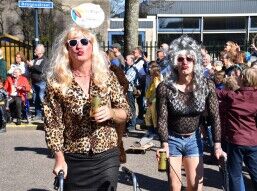 Wat kenne deze twee ouwe hoeren!